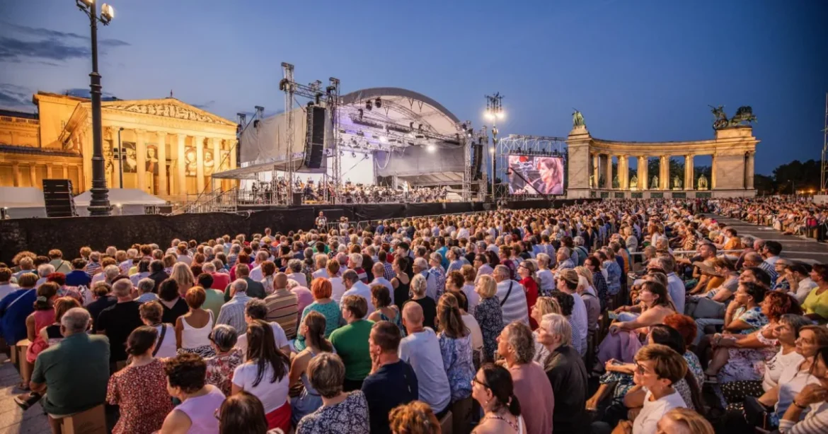 Amikor a csend beszél – Budapesti Fesztiválzenekar a Hősök terén