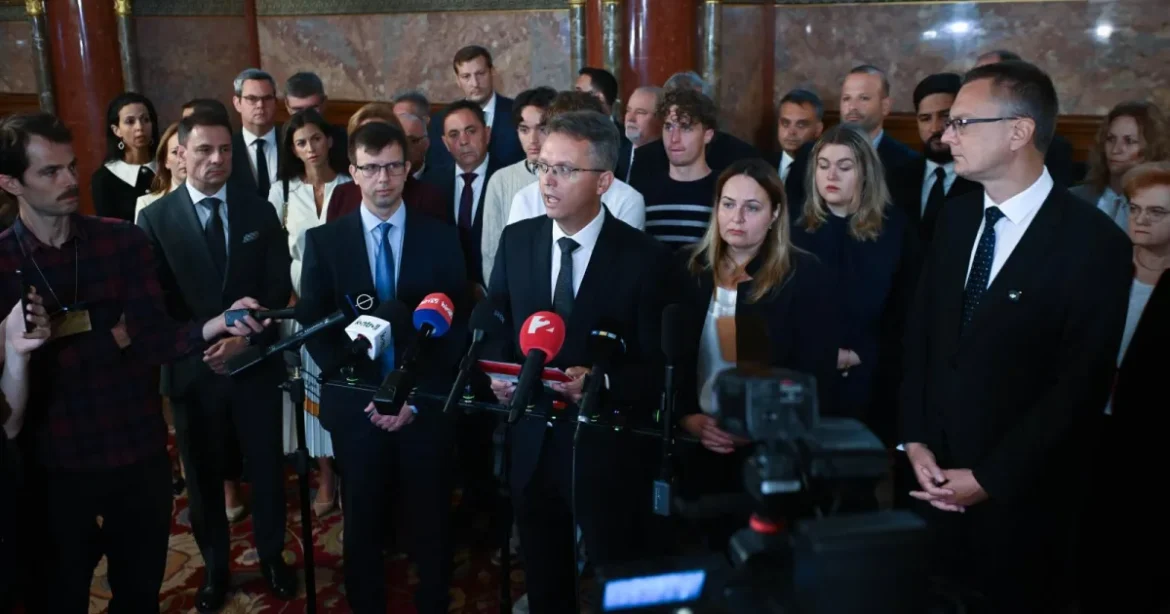 Azért állnak Hankó Balázs mellé, mert vele együtt bukhatnak