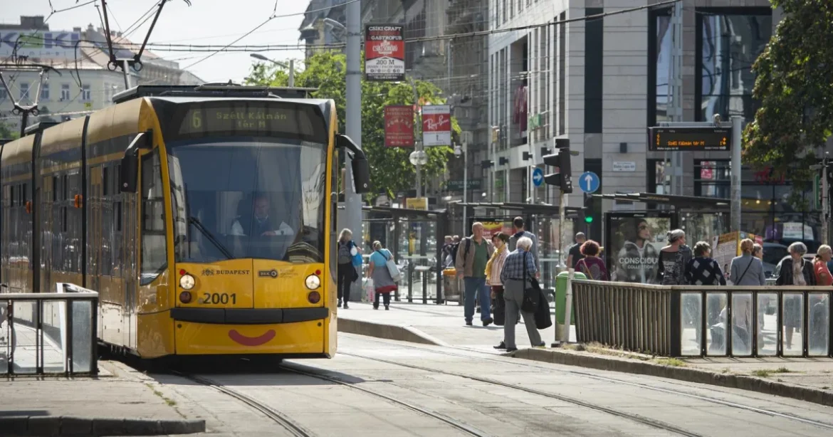 Egy nő segítségére sietett a 4-es-6-os villamoson megszúrt férfi