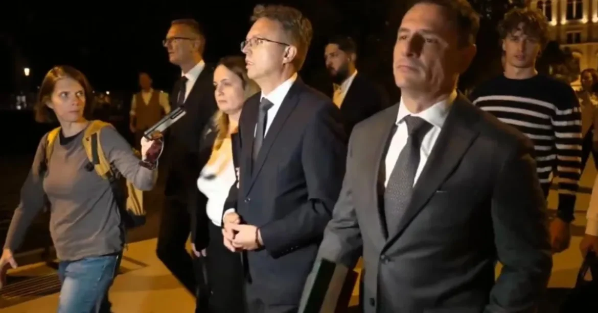 Hankó Balázs a frakcióirodából az ügyészségre ment