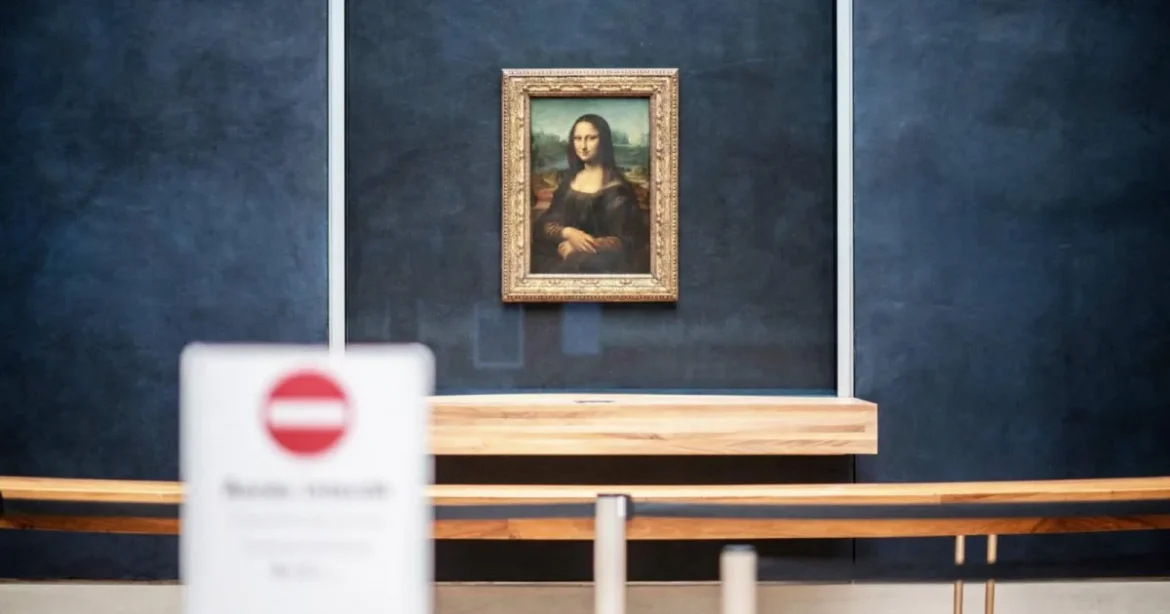Két német férfit őrizetbe vettek, mert festményt ragasztottak a Mona Lisa mellé