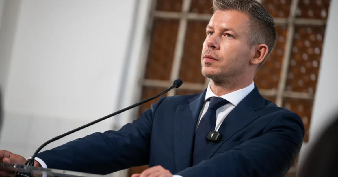 Magyar Péter értetlenül áll a Legfőbb Ügyészség hallgatása előtt