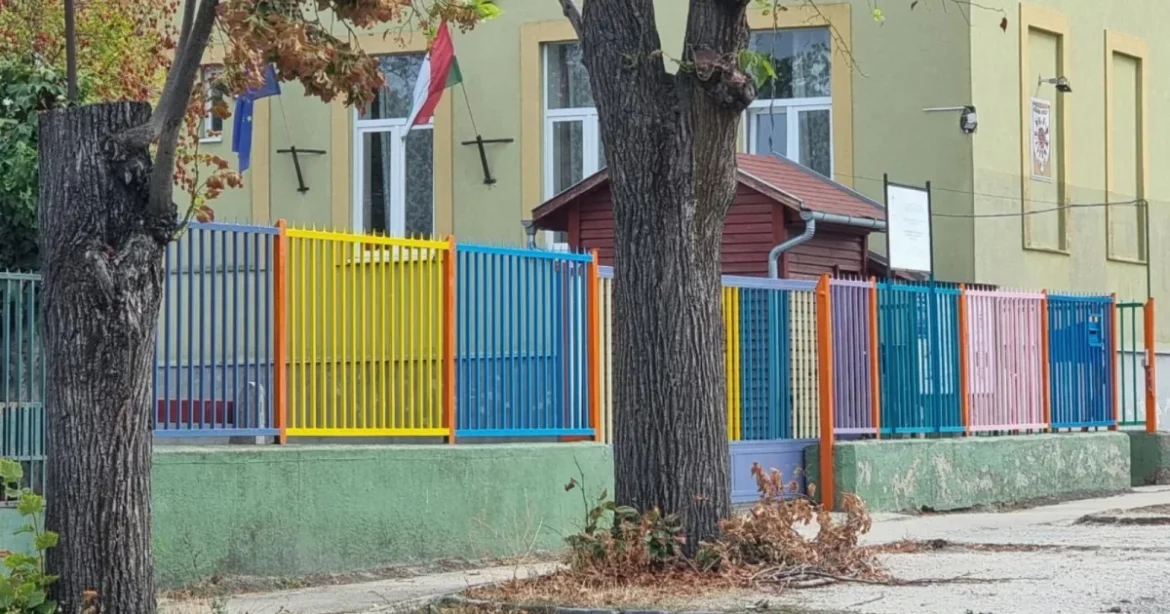 Szivárványszínes kerítés Rákoscsabán: a fideszes képviselő szerint határt léptek át