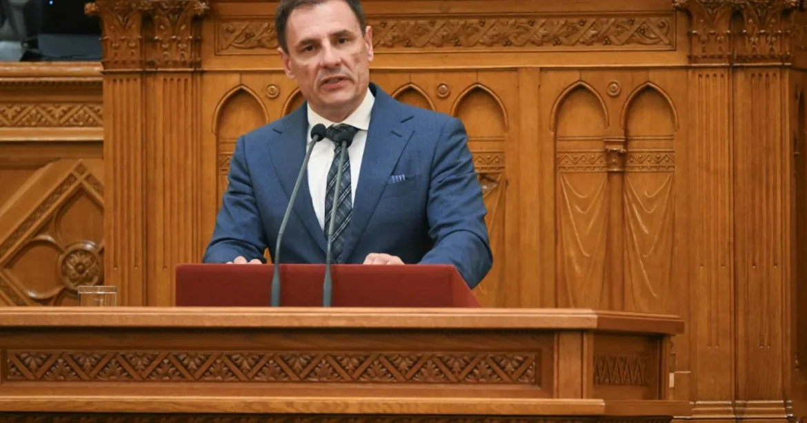 Tuzson Bence korábbi államtitkárát gyanúsítottként hallgatták ki