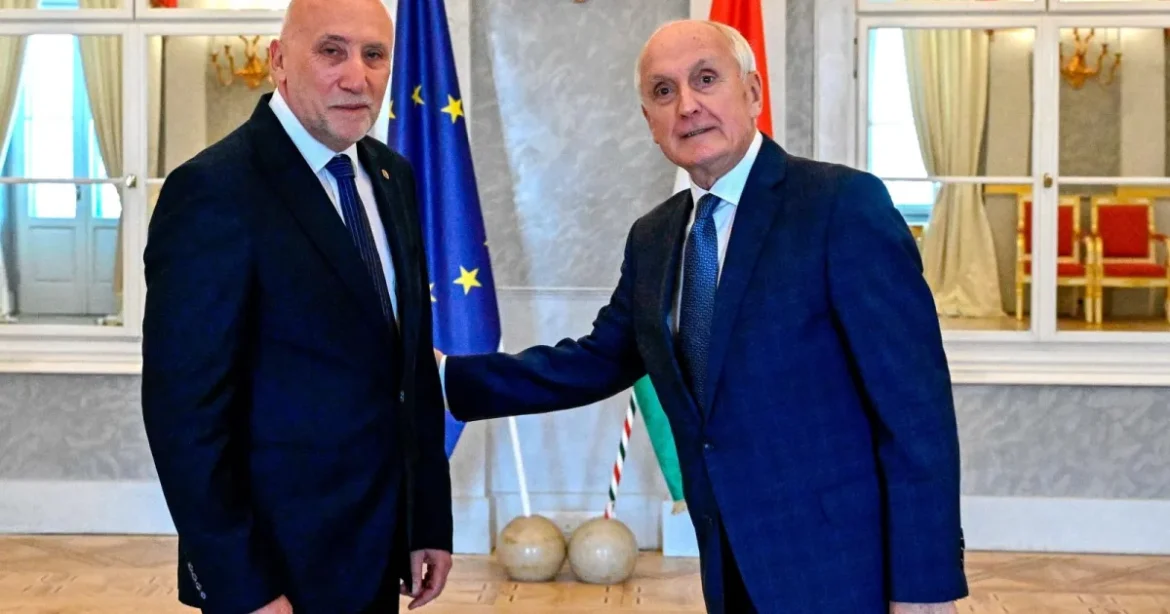 Úgy fest, hogy valaki most az asztalra csapott