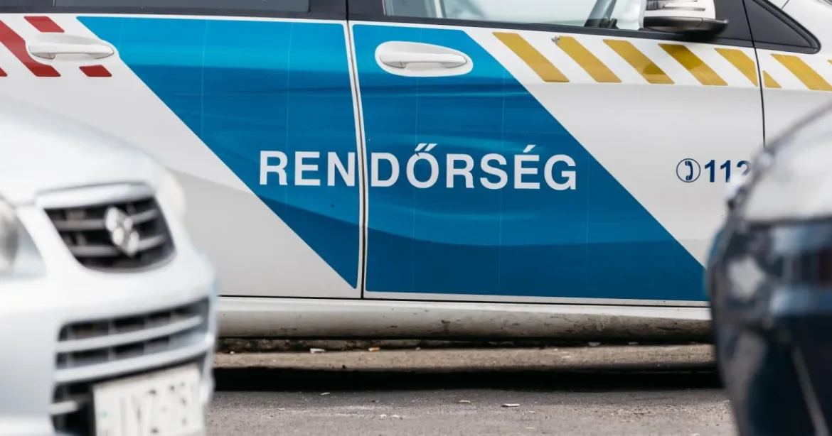 Egy nő feltartott középső ujjról készült fotót kapott a rendőrségtől jegyzőkönyv helyett