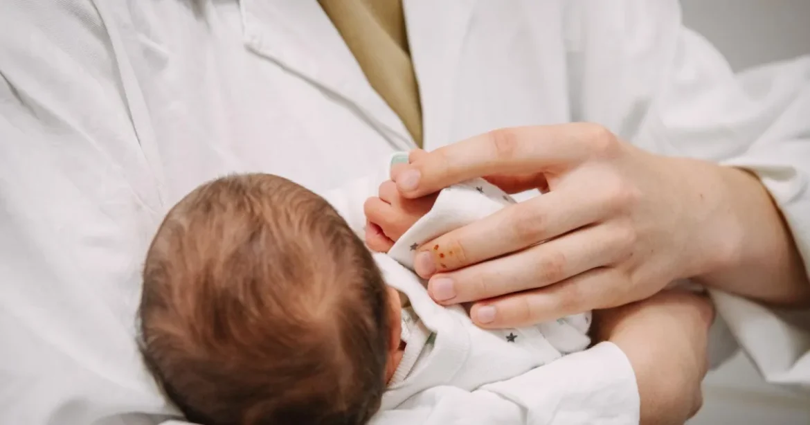 Támogatni kell a gyermekek vér szerinti családban való nevelkedését